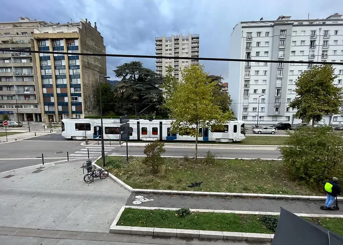 Secteur résidentiel, appart\' spacieux❤️Tram C/E à 4 min #B7